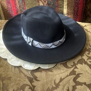 Universal Thread Black Wide-Brim Wool Hat with Gray Patterned Band